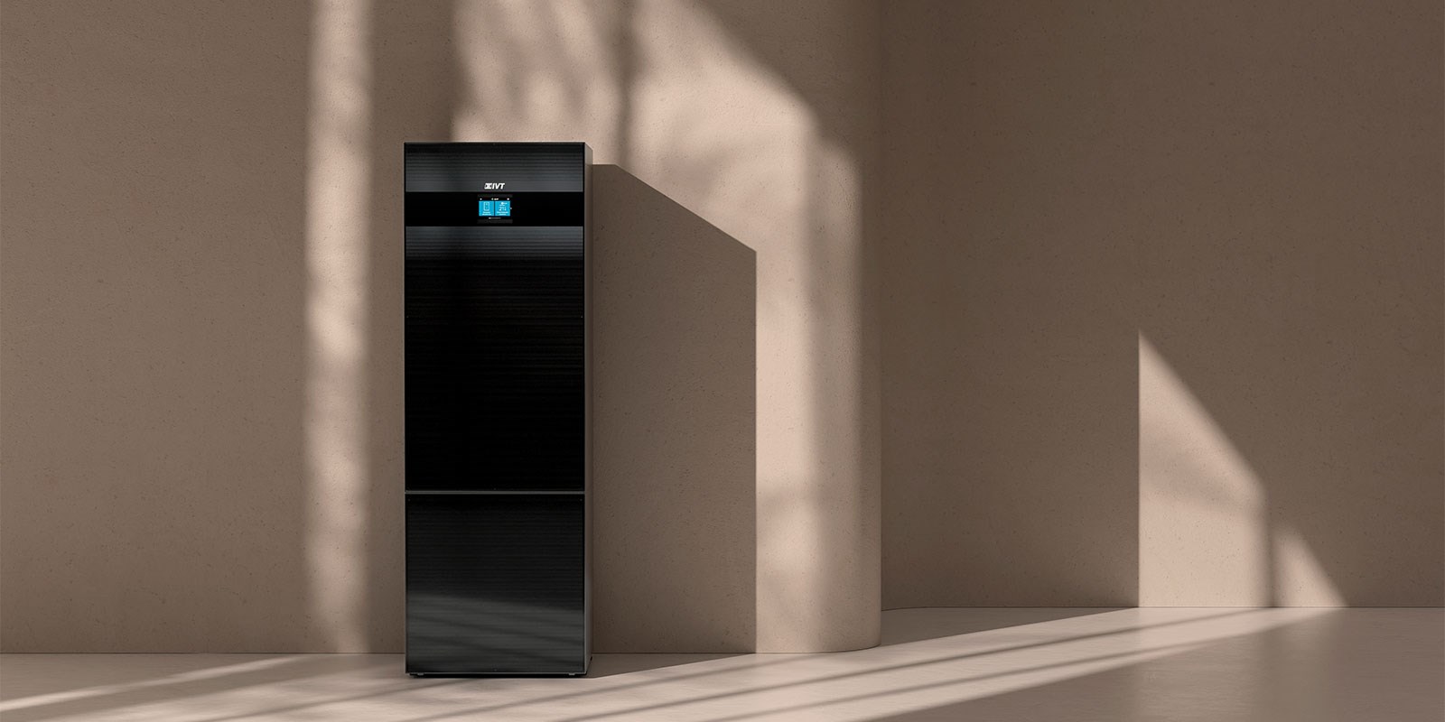 IVT Geo 600 bergvärmepump i svart med modern design, installerad i ett stilrent rum med naturligt ljus. Enheten är placerad mot en neutral bakgrund och reflekterar en elegant estetik