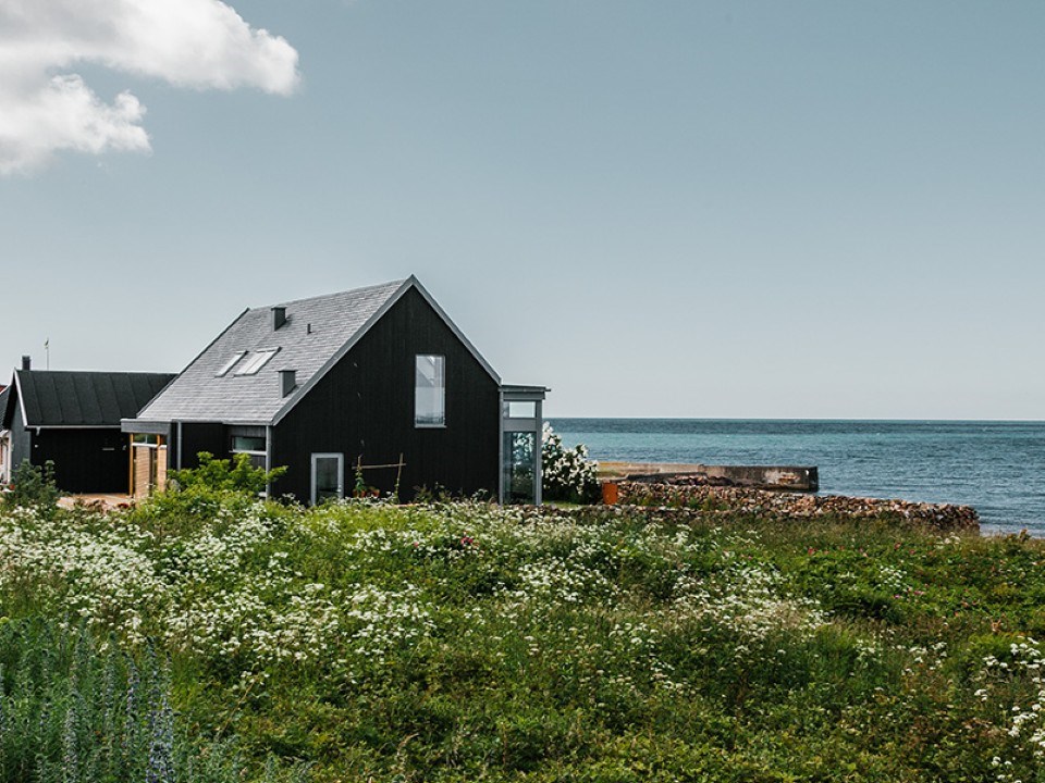 Hus med solceller på taket som  fångar solens energi