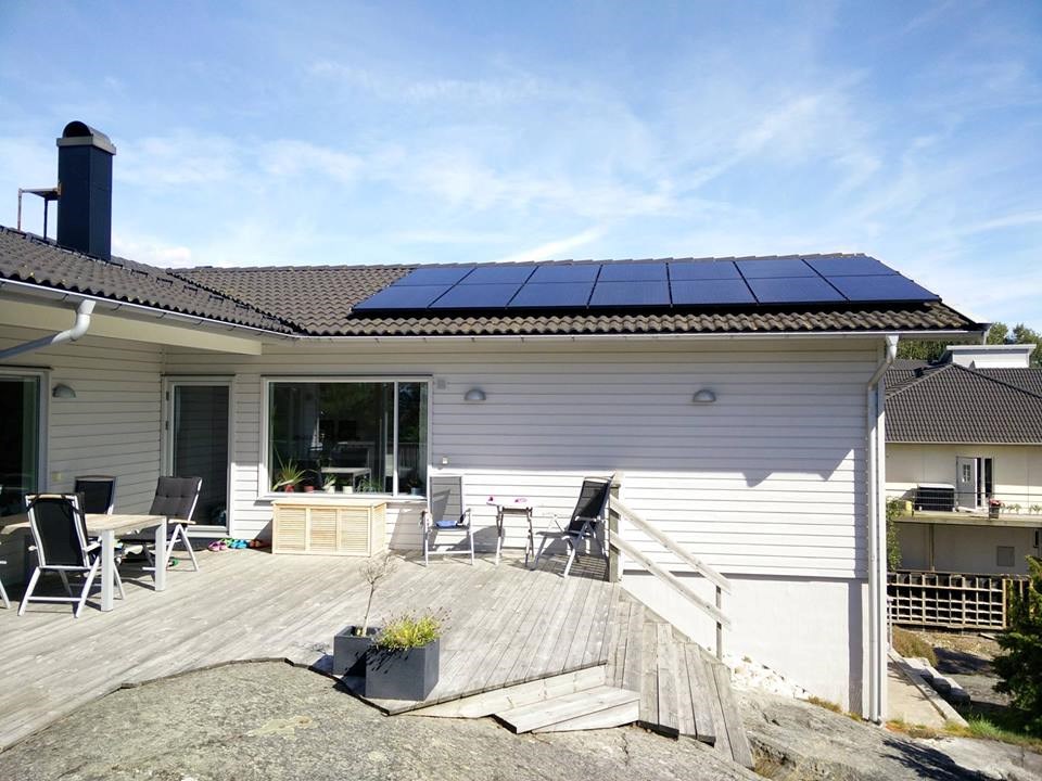 Solceller på hustaket omvandlar solens energi till ström som används i huset