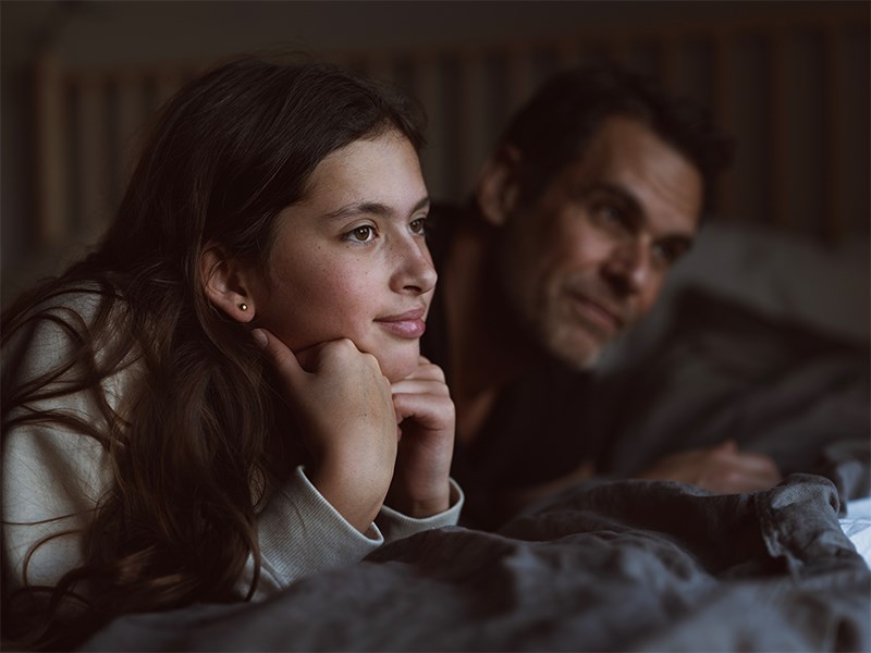 Familj njuter av värme och trygghet hemma, med energieffektiv värmepump från IVT för en bekväm och hållbar inomhusmiljö