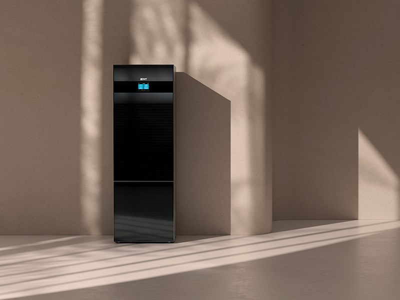 IVT Geo 600 bergvärmepump i svart med modern design, installerad i ett stilrent rum med naturligt ljus.