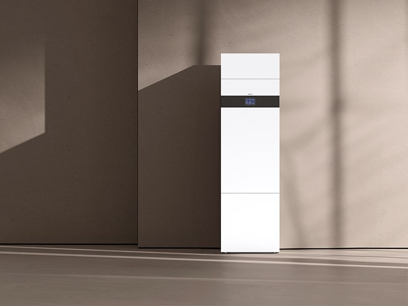 IVT Vent 402 frånluftsvärmepump med vit och svart design, installerad i ett modernt rum med skuggor som faller mot en beige vägg